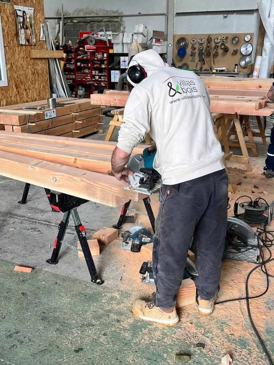 Charpentier Villas et Bois sur un chantier ossature bois à Perpignan